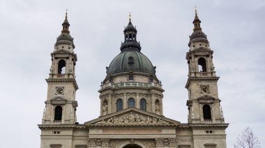 Budapeşte 'nin tarihi merkezindeki Büyük Aziz Stephens Bazilikası' nda ikiz kuleler tarafından çevrelenmiş büyük bir merkez kubbe yer alıyor.