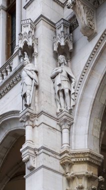 Süslü neo-gotik Macar Parlamento binalarının mimari süslemeleri. Budapeşte 'nin merkezinde, Tuna Nehri' nin kıyısında yer alıyor.