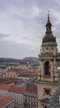 Budapeşte, Macaristan 10-mar-2025. Aziz Stephens Bazilikası 'nın gözlem güvertesinden Budapeşte' nin manzarası. Bulutlu bir gün