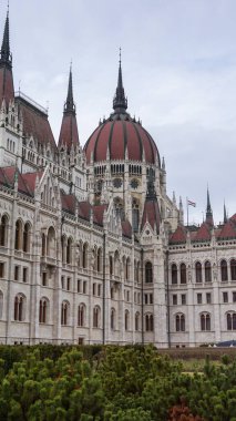 Süslü neo-gotik Macar Parlamento binasının mimari ayrıntıları. Budapeşte 'nin merkezinde, Tuna Nehri' nin kıyısında yer alıyor.