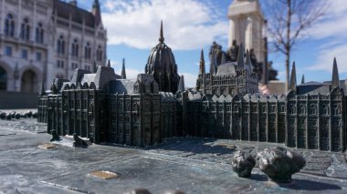 Budapeşte, Macaristan 08-mar-2025. Macar Parlamentosu gerçek Parliment binasının önünde bronz maket maketi yapıyor.