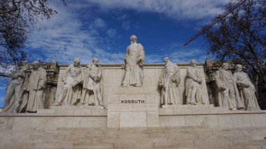 Budapeşte, Macaristan - 9-mar-2025. Budapeşte 'deki Macar Parlamentosu' nun Kossuth Anıtı 1848 devriminin lideri ve Macaristan cumhurbaşkanı Lajos Kossuth 'a adanmıştır.