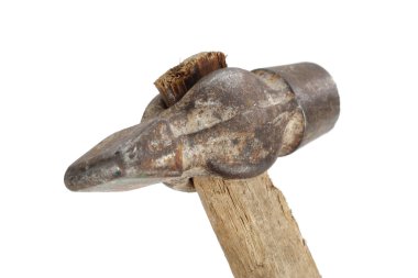 Beyaz arkaplanda izole edilmiş eski çekiç