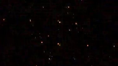 Uçan Kıvılcımlar ve Yanan Kömür Animasyonu şeffaf bir arkaplanda. Video Düzenleme İçin Ateş Etkisi Etkisi. Parlayan Közlü Ateşli Geçiş. VFX için Gerçekçi Ateş Parçacıkları.