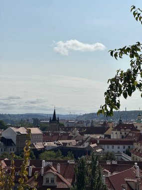Praga, Çek Cumhuriyeti - 16 Eylül 2025: Tarihi binalar ve açık mavi gökyüzünün yer aldığı Prag manzaralı çatılar, kentin özünü yansıtıyor