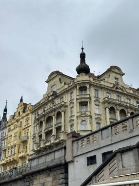 Praga, Çek Cumhuriyeti - 16 Eylül 2025: Çek Cumhuriyeti 'nin Karlovy Vary kentindeki büyük tarihi bina, karmaşık mimari detaylar ve çarpıcı bir gökyüzü içeriyor