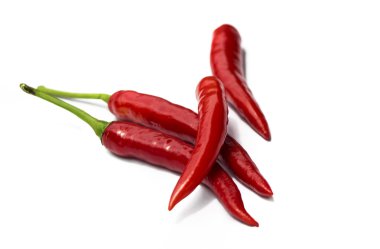 Beyaz arka planda kırmızı biber