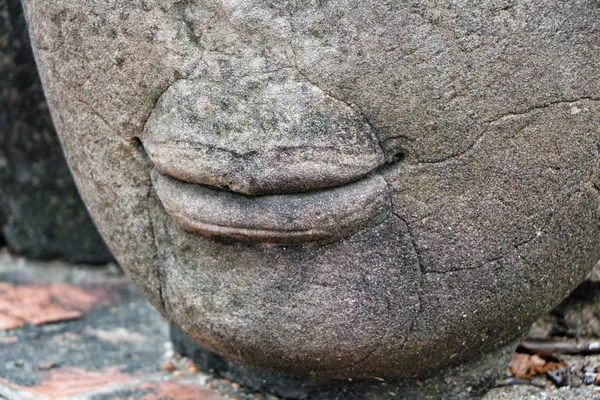 Eski bir Buda'nın dudakları.