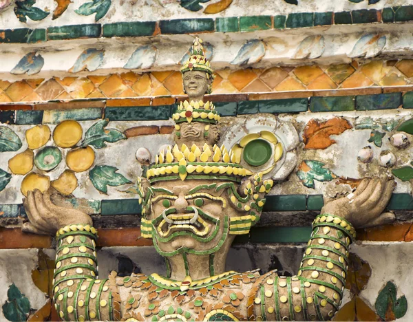Wat Arun tapınağından bekçi.
