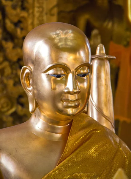 Golden vezetője arany Buddha temploma, a Wat Pak Nam. Thaiföld. — Stock Fotó