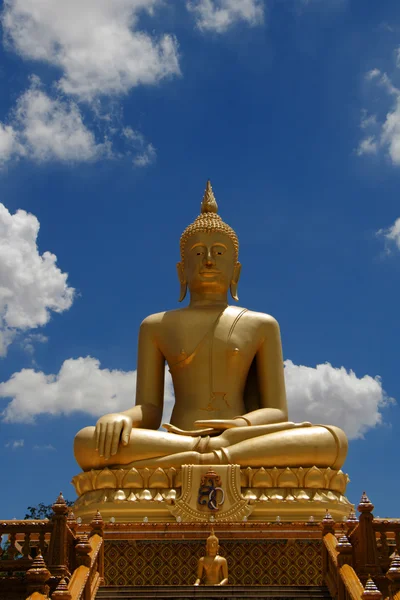 Az ábrán az arany Buddha az égen. — Stock Fotó
