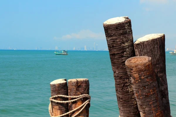 İskelede ağaç gövdeleri.