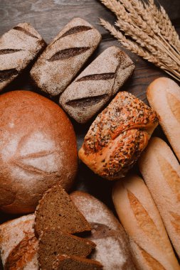 Ahşap zemin üzerinde pişmiş ekmek çeşitleri