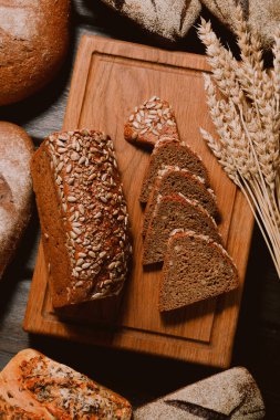 Ahşap zemin üzerinde pişmiş ekmek çeşitleri