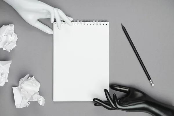 Блокнот с карандашом и черновиками на сером фоне — стоковое фото