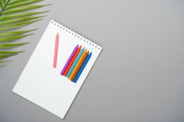 Gri arkaplanda tebeşirle yazılmış bir not defteri