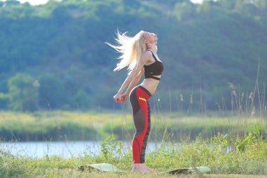 Üst giyiyor mide egzersiz eğitim genç güzel kadın ağız kavgası gösterir sonuç basın