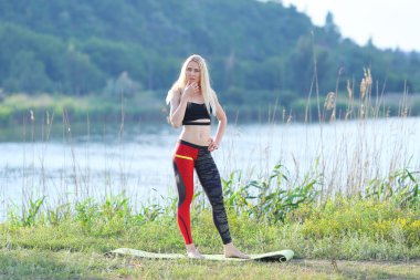 Üst giyiyor press mide egzersiz eğitim genç güzel kadın gösterir.