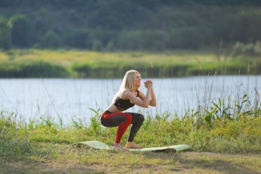 Üst giyiyor press mide egzersiz eğitim genç güzel kadın gösterir.