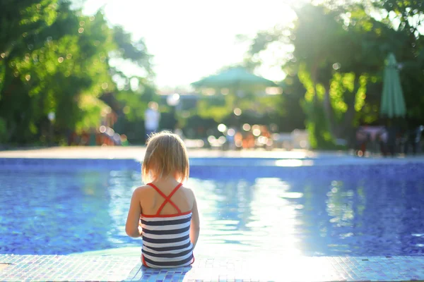 Chica bebé baño piscina verano — Foto de Stock