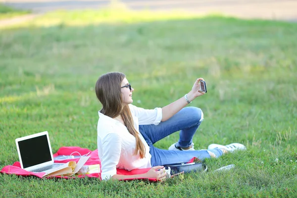 Studente sorridente e facendo selfie — Foto Stock