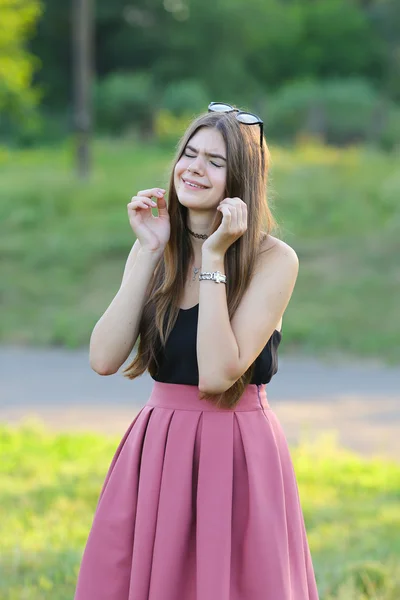 Junges schönes Mädchen zeigt Emotionen Freude Glückseligkeit — Stockfoto