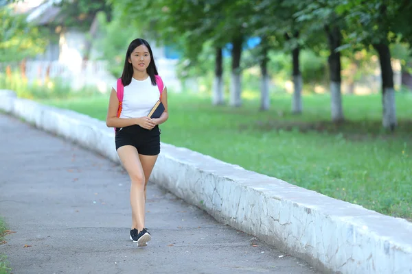 公園の歩行で歩く笑顔の少女 — ストック写真