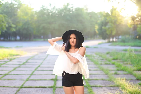 Meraviglioso femmina cappello asiatico tramonto allegro emozioni risata — Foto Stock