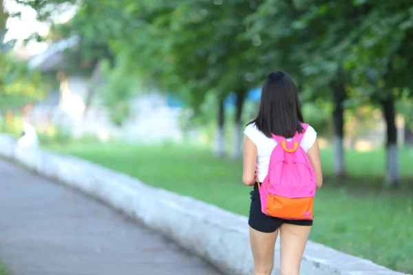 Mladá dívka procházky v parku — Stock fotografie