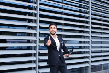Arap adam gülümseyen iş merkezi standları