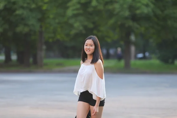 Aziatische zomer hoed mooi meisje glimlach — Stockfoto