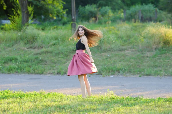 Jovem menina bonita mostra emoções prazer prazer felicidade — Fotografia de Stock