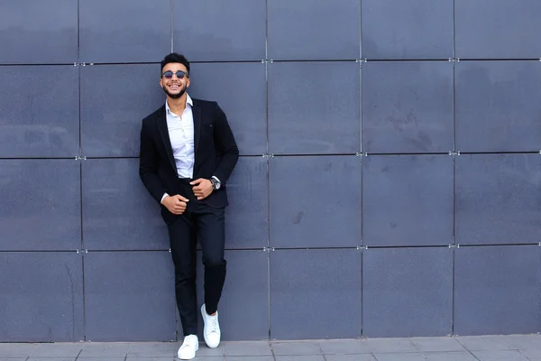 Arabski facet w centrum biznesowe stoi uśmiechnięty, chodzenie powolny — Zdjęcie stockowe