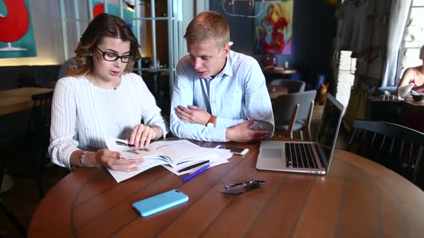 Unga företag team lösa frågor leaf katalogen — Stockvideo