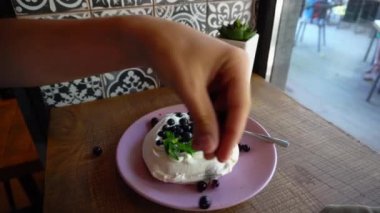 Tabakta kafede meyve tatlısı