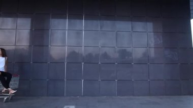 Kız çalışır, alışveriş sepetinde arkadaş rulo