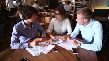 İş takım konuşmak görüşür ve tartışmak