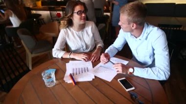 Genç iş adamları kabul ediyor, sorunları çözüyor, telefon ediyor.