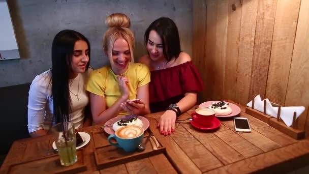 Tres hermosa sonrisa femenina en la cafetería, hablar, contar secretos, comer, d — Vídeo de stock