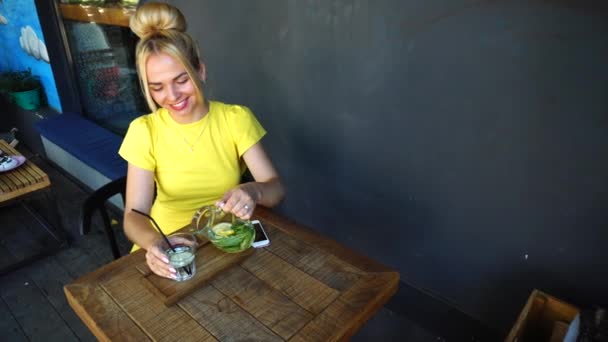 Drie mooie vrouwelijke glimlach in café, praten, vertellen geheimen, eten, d — Stockvideo