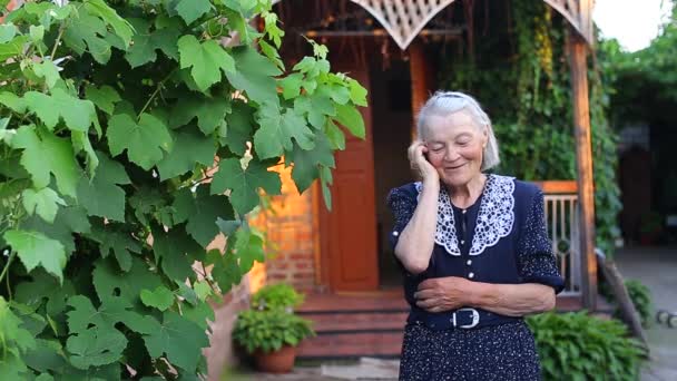 Oudere oudere vrouwelijke vrouw praten over telefoon smilling — Stockvideo