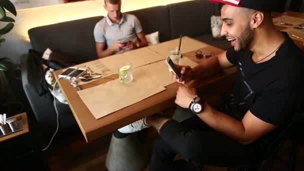 Manliga vänner i café prata diskutera med teknik Telefon tablett — Stockvideo