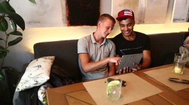 Erkek arkadaş kafe Talk'ta teknoloji telefon tablet ile tartışmak
