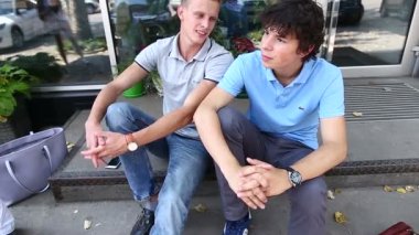 Söz, kullanarak kat sokakta oturan genç üç arkadaş