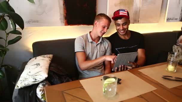 Les amis masculins dans le café parlent discuter avec la tablette de téléphone de technologie — Video