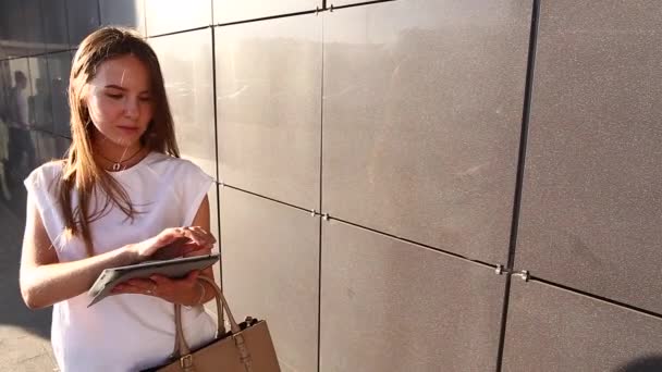 Woman hand touch browsing tablet in business center — Stock Video