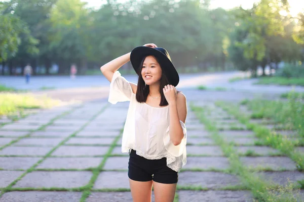 Maravilloso hembra sombrero asiático puesta del sol alegre emociones risa bailando — Foto de Stock