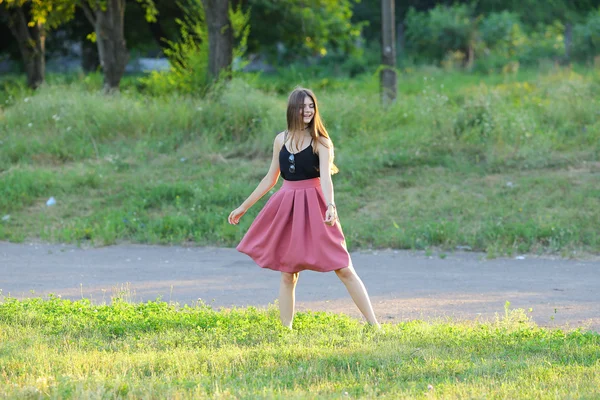 Ung vacker flicka visar känslor glädje glädje bliss — Stockfoto