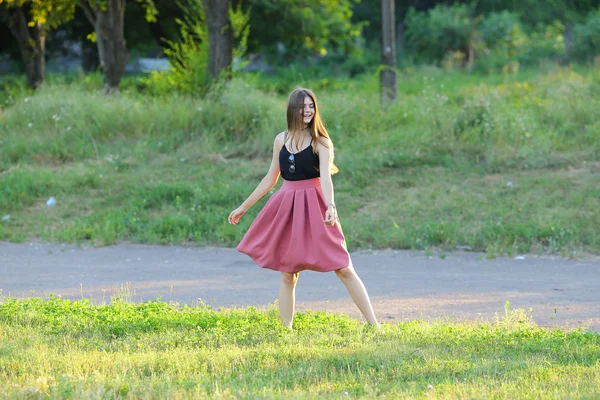 Giovane bella ragazza mostra emozioni piacere felicità — Foto Stock