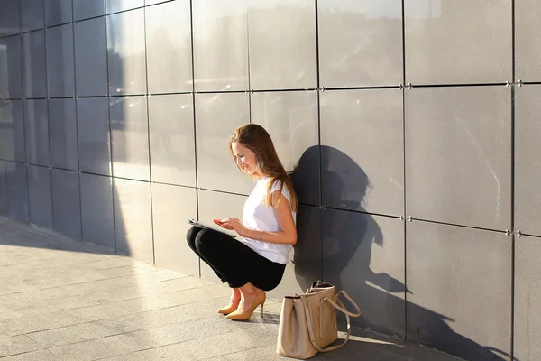 Mujer tableta de navegación en el centro de negocios — Foto de Stock